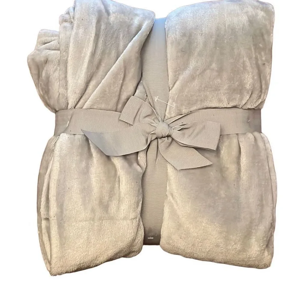 Amy Miller‎ Home Enhanced Velvet Throw Blanket New